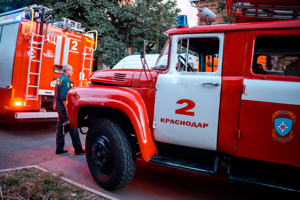 пожарные машины стоят на дороге