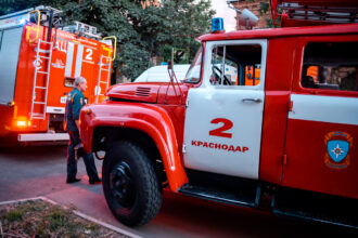 пожарные машины стоят на дороге
