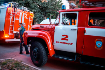 пожарные машины стоят на дороге