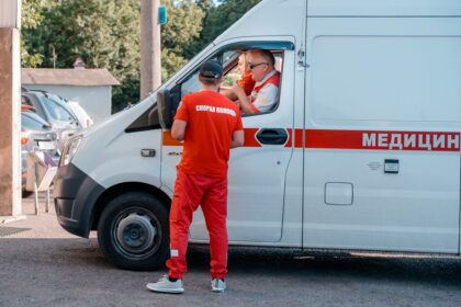 врач стоит около машины скорой