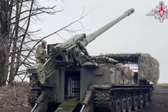 военная техника стоит в лесу