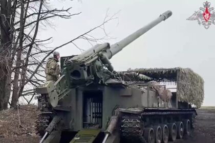 военная техника стоит в лесу