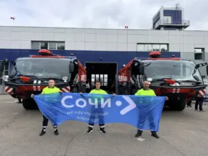 трое держат флаг