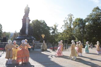 Представление у памятника Екатерине