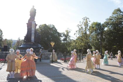 Представление у памятника Екатерине