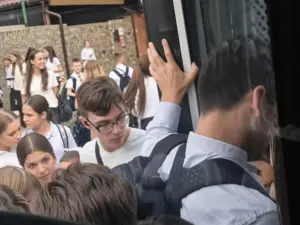 «Вечером не уехать»: краснодарцы пожаловались на переполненные автобусы у школы №66