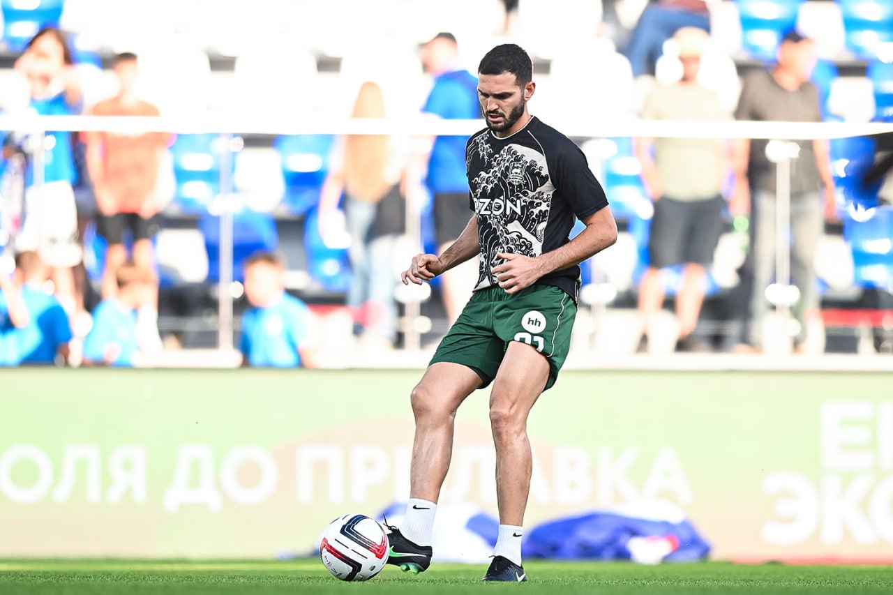 Магомед Оздоев разминается с мячом