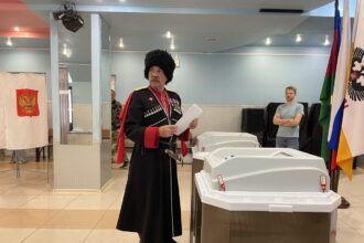 Казак голосует на избирательном участке