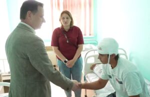 Прошунин навещает пострадавшего в больнице