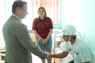 Прошунин навещает пострадавшего в больнице