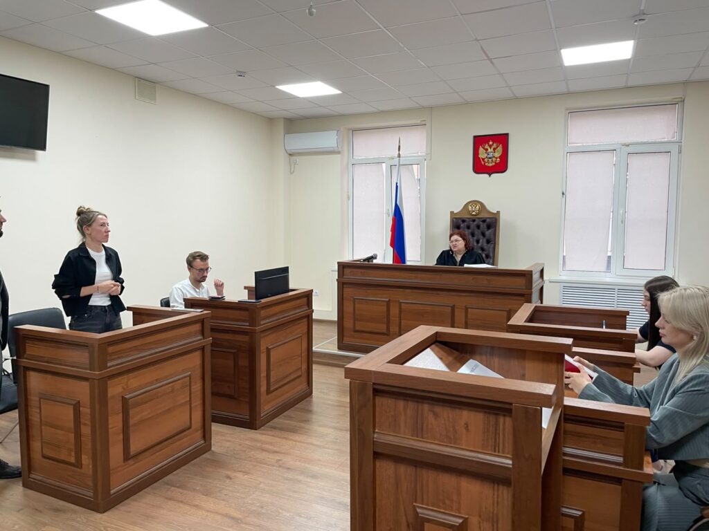 Судебное заседание по иску жителей Юбилейного микрорайона к мэру Евгению Наумову из-за строительства храма