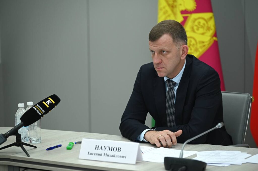 Наумов сидит за столом