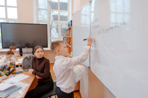 Между звонками и сиренами: как работают учителя Краснодара сегодня?