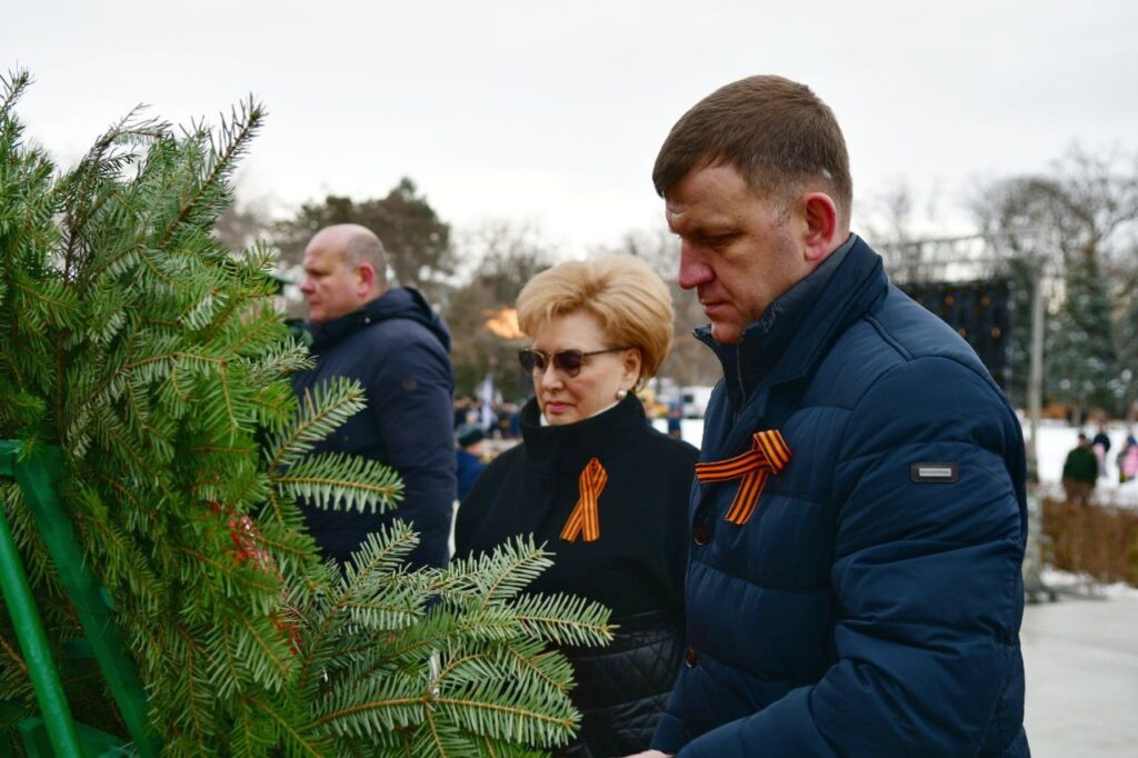 Мэр Краснодара Евгений Наумов возлагает венки с председателем Гордумы Верой Галушкой