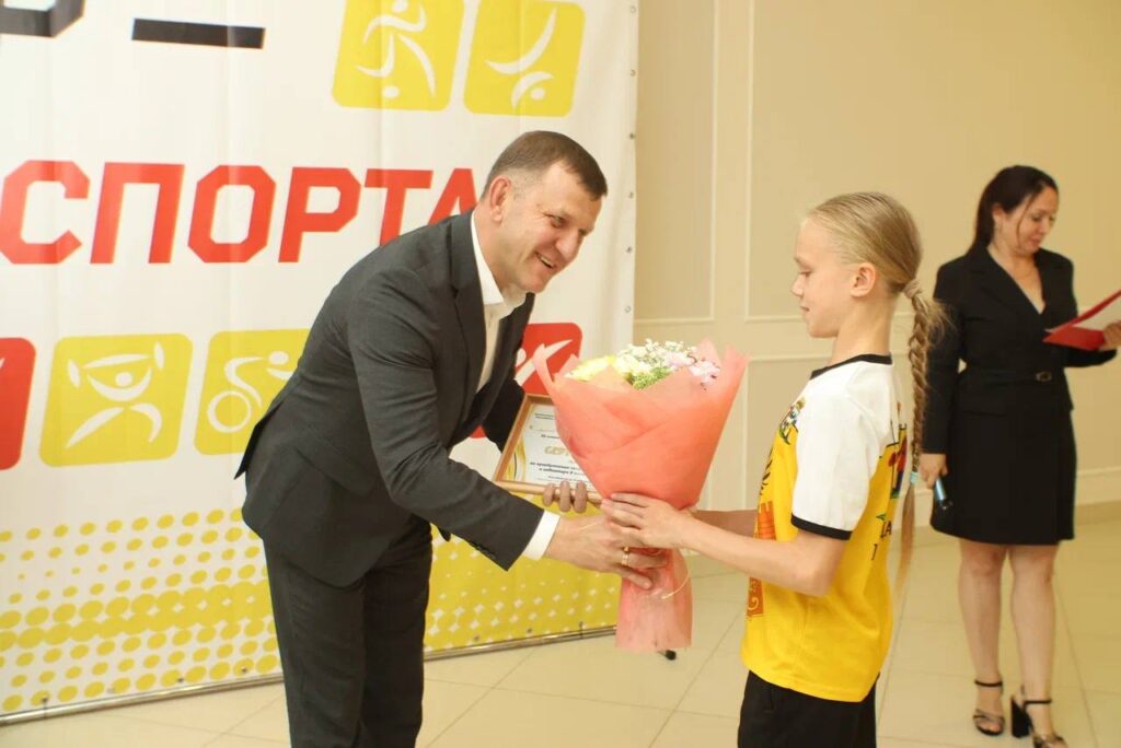 Наумов дарит цветы девочке