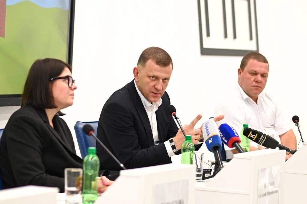 Наумов выступает на пресс-конференции