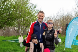 Алексей Кравченко, его жена Елена и дочери