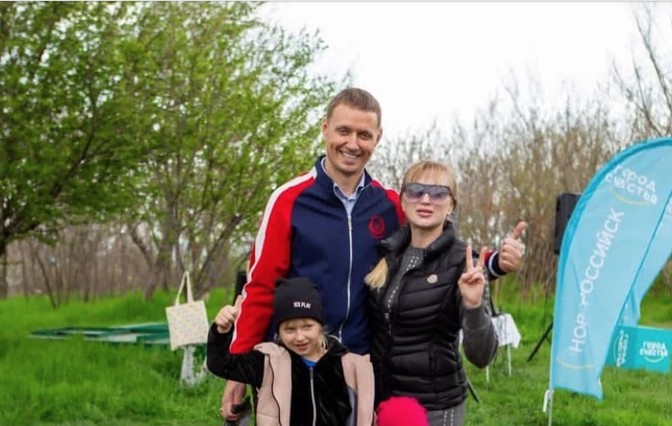 Алексей Кравченко, его жена Елена и дочери