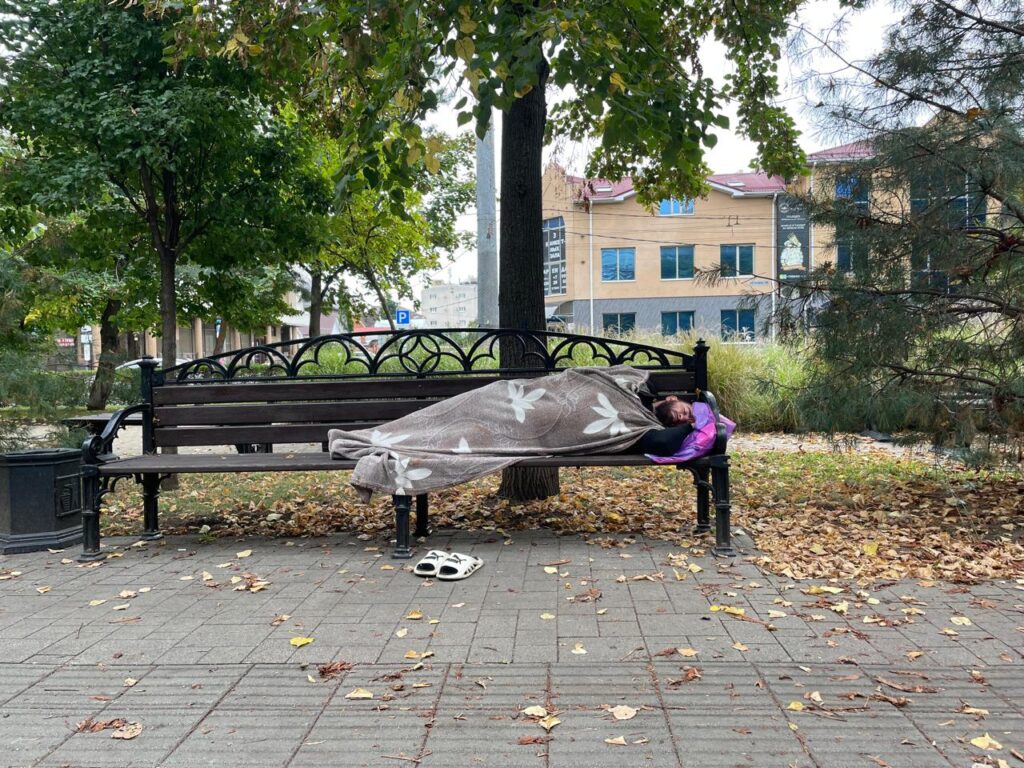 Человек спит на улице Гагарина в Краснодаре