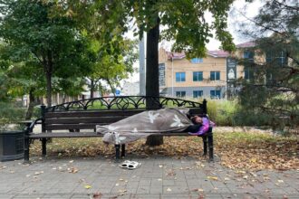 Человек спит на улице Гагарина в Краснодаре