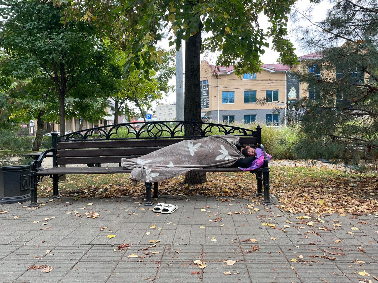 Человек спит на улице Гагарина в Краснодаре